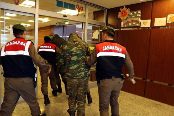 Στην Τουρκία για τη δίκη οι γονείς των Ελλήνων στρατιωτικών - Ανησυχία για τις διαθέσεις Ερντογάν