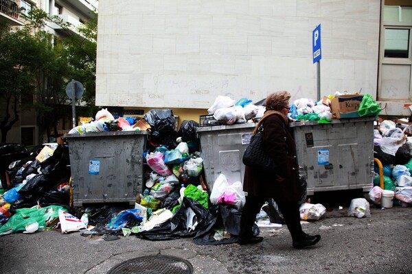 Αθήνα: Προβλήματα στην αποκομιδή των σκουπιδιών λόγω αργιών