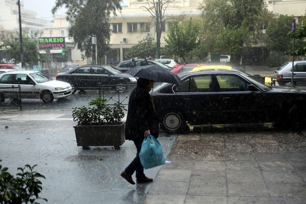 Ο καιρός της Τρίτης: Καταιγίδες, χιόνια στα ορεινά και χαμηλές θερμοκρασίες