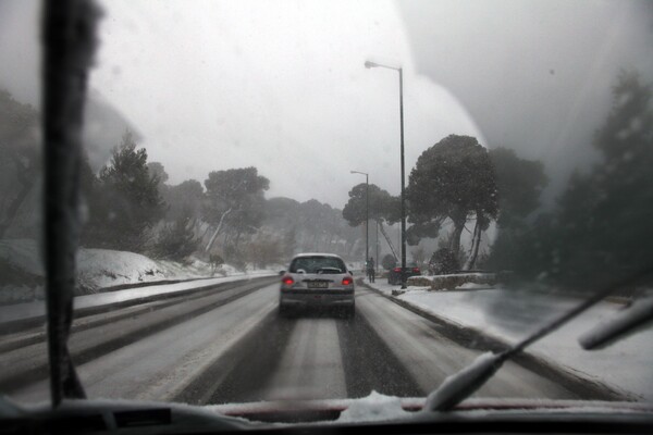 Διακοπή κυκλοφορίας στην Πεντέλη λόγω χιονόπτωσης - Μόνο με αλυσίδες η κίνηση στην Πάρνηθα