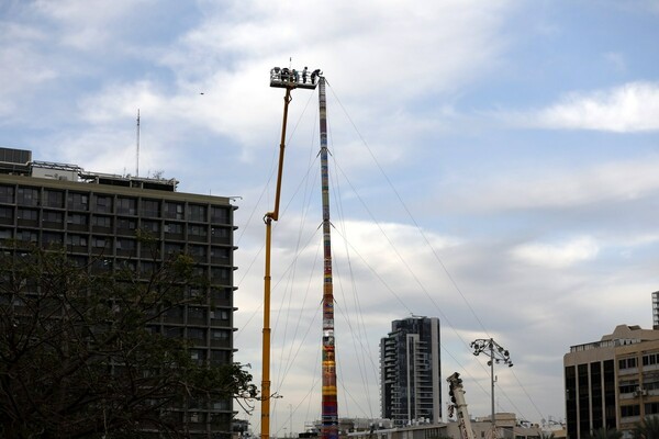 Χιλιάδες Ισραηλινοί έχτισαν πύργο 36 μέτρων από Lego στη μνήμη ενός 8χρονου που πέθανε από καρκίνο
