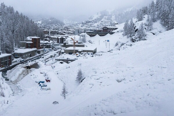 Τους απεγκλώβισαν με ελικόπτερα- Δείτε το παγωμένο θέρετρο της Ελβετίας όπου παγιδεύτηκαν 13.000 τουρίστες