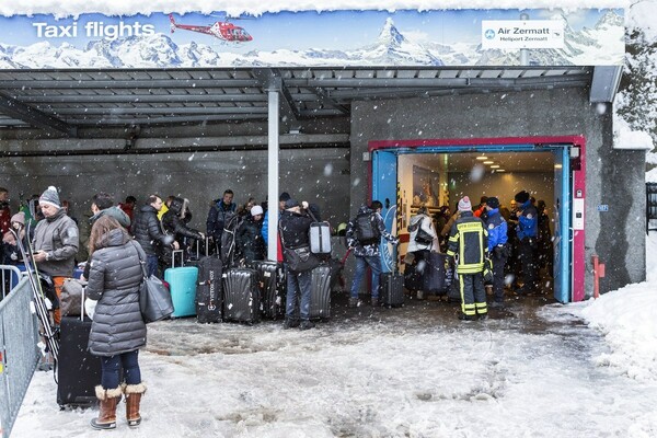 Τους απεγκλώβισαν με ελικόπτερα- Δείτε το παγωμένο θέρετρο της Ελβετίας όπου παγιδεύτηκαν 13.000 τουρίστες