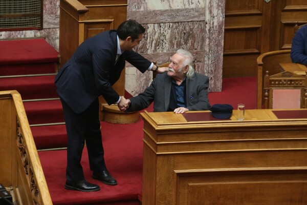 Η χειραψία του Αλέξη Τσίπρα στον Μανώλη Γλέζο στη συζήτηση για το πολυνομοσχέδιο