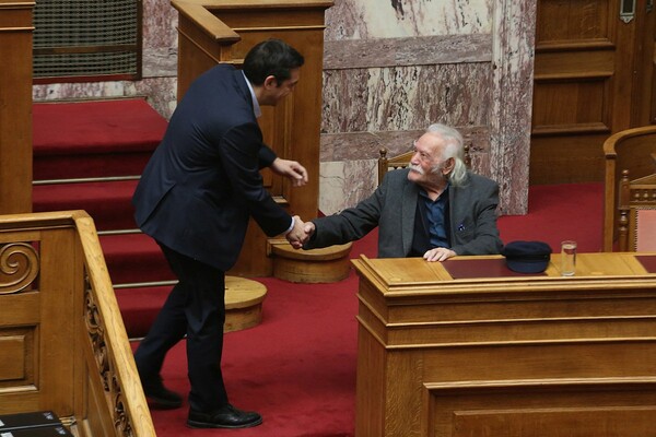 Η χειραψία του Αλέξη Τσίπρα στον Μανώλη Γλέζο στη συζήτηση για το πολυνομοσχέδιο