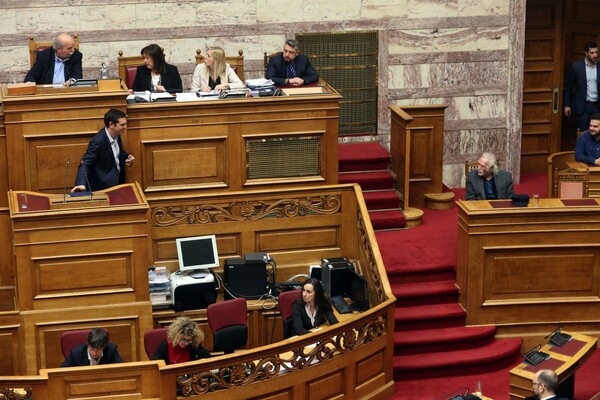 Η χειραψία του Αλέξη Τσίπρα στον Μανώλη Γλέζο στη συζήτηση για το πολυνομοσχέδιο