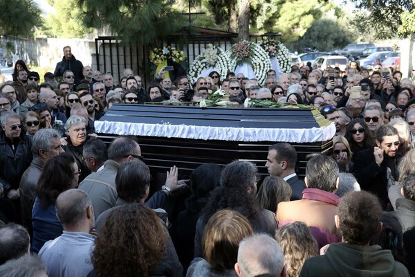«Αντίο Τζιμάκο» - Πολιτικοί, καλλιτέχνες και θαυμαστές στην κηδεία του Τζίμη Πανούση (ΦΩΤΟΡΕΠΟΡΤΑΖ)