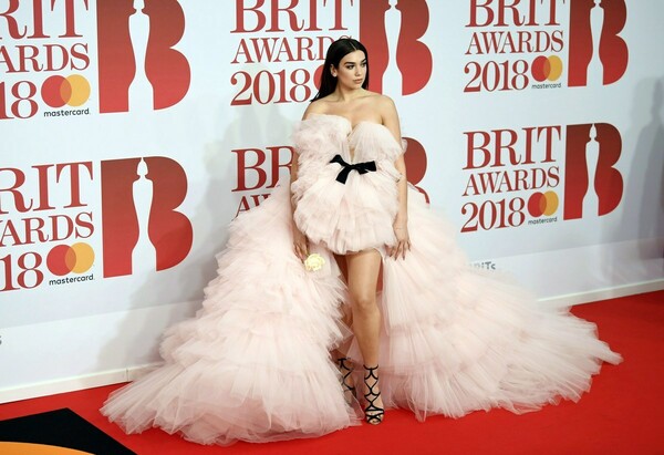 Brit awards 2018: Stormzy και Dua Lipa σάρωσαν - Οι νικητές και το κόκκινο χαλί