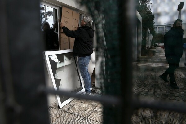 Φωτογραφίες από τα γραφεία της Novartis μετά την επίθεση του Ρουβίκωνα