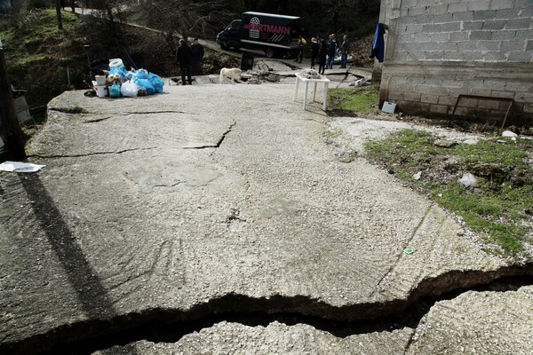 Θλιβερές εικόνες από το ξεσπίτωμα των κατοίκων στο χωριό των Τρικάλων που ζει με τον τρόμο της κατολίσθησης