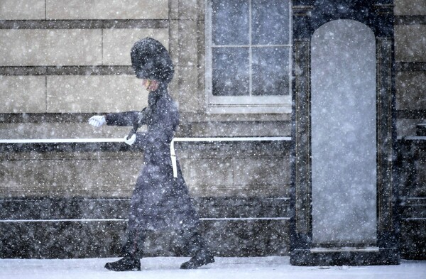 Η μεγάλη χιονοθύελλα που σάρωσε το Λονδίνο - Εντυπωσιακά βίντεο και εικόνες
