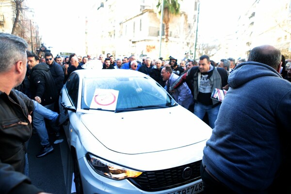 «Θα το κάνουμε Κούγκι», απειλεί ο Λυμπερόπουλος μετά τα επεισόδια στην συγκέντρωση των οδηγών ταξί