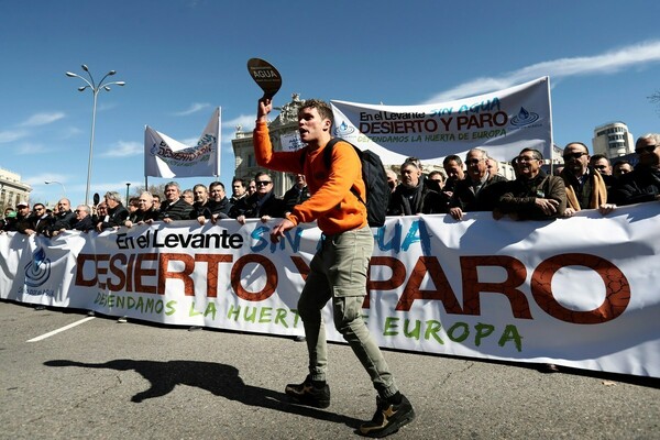 Χωρίς νερό η Ισπανία: Χιλιάδες αγρότες στους δρόμους για την ξηρασία στο «λαχανόκηπο της Ευρώπης»