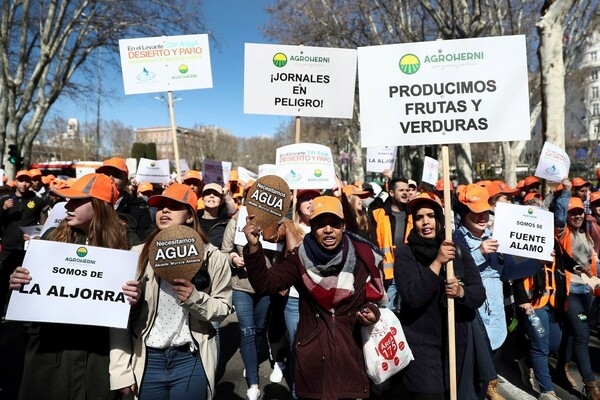Χωρίς νερό η Ισπανία: Χιλιάδες αγρότες στους δρόμους για την ξηρασία στο «λαχανόκηπο της Ευρώπης»
