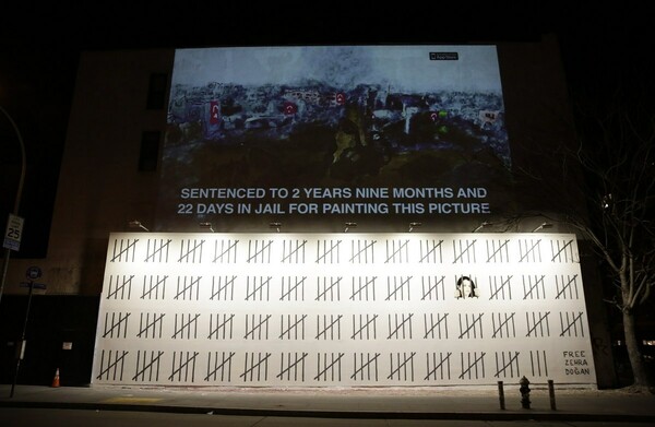 Ο Banksy επέστρεψε στη Νέα Υόρκη: Ο αρουραίος στο ρολόι και η φυλάκιση της δημοσιογράφου Zehra Dogan