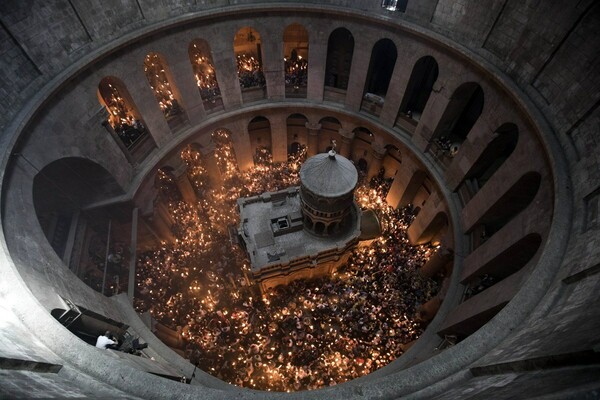 Η μυσταγωγική τελετή με το Άγιο Φως στον ιερό ναό της Αναστάσεως στα Ιεροσόλυμα