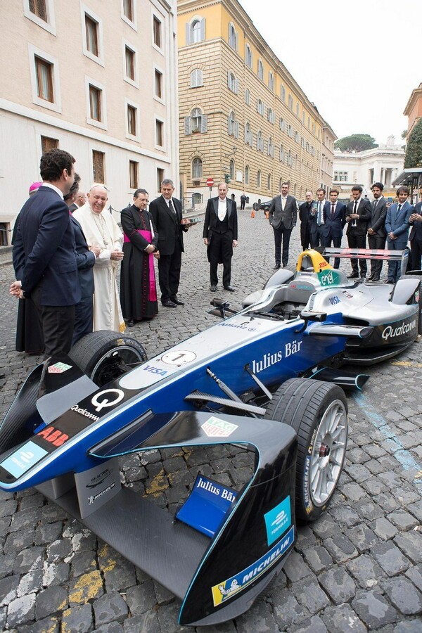 Ο Πάπας Φραγκίσκος ευλόγησε ένα ηλεκτροκίνητο μονοθέσιο στο Βατικανό