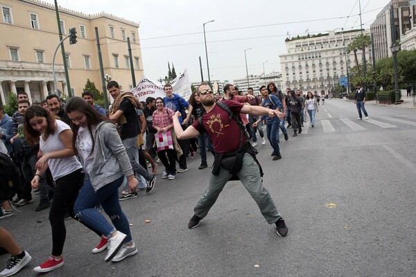 Επεισόδια και συγκρούσεις με τα ΜΑΤ στο αντιπολεμικό συλλαλητήριο στο κέντρο της Αθήνας - ΦΩΤΟΓΡΑΦΙΕΣ
