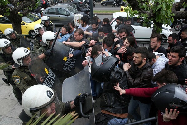 Επεισόδια και συγκρούσεις με τα ΜΑΤ στο αντιπολεμικό συλλαλητήριο στο κέντρο της Αθήνας - ΦΩΤΟΓΡΑΦΙΕΣ