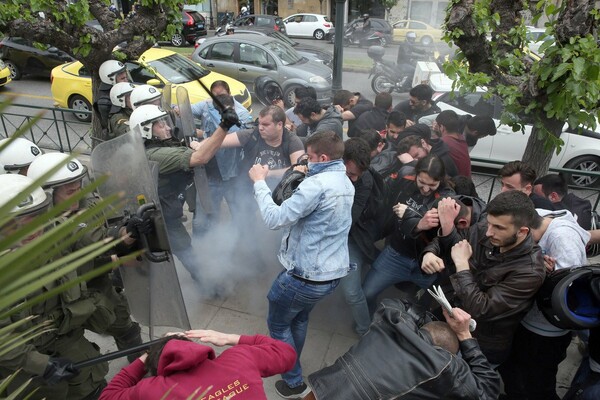 Επεισόδια και συγκρούσεις με τα ΜΑΤ στο αντιπολεμικό συλλαλητήριο στο κέντρο της Αθήνας - ΦΩΤΟΓΡΑΦΙΕΣ