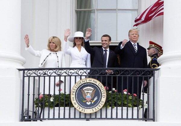 To τεράστιο λευκό καπέλο της Μελάνια Τραμπ επεσκίασε τα πάντα - ΦΩΤΟ & ΒΙΝΤΕΟ