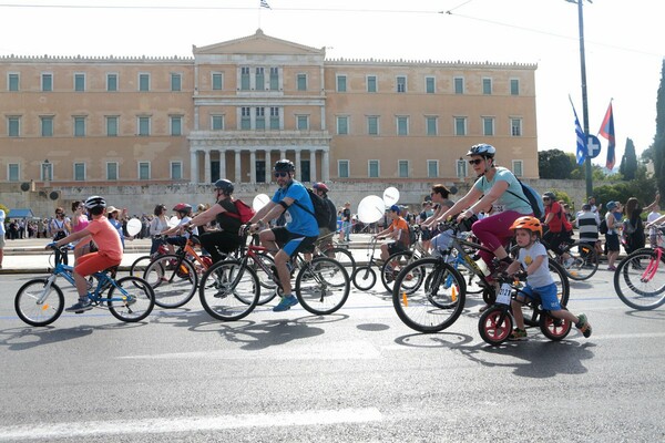 H καλοκαιρινή Αθήνα γεμάτη ποδήλατα