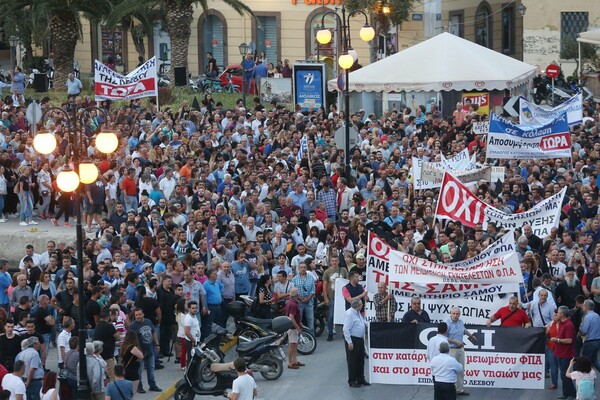 Ένταση στην συγκέντρωση διαμαρτυρίας στη Μυτιλήνη - Στους δρόμους οι κάτοικοι