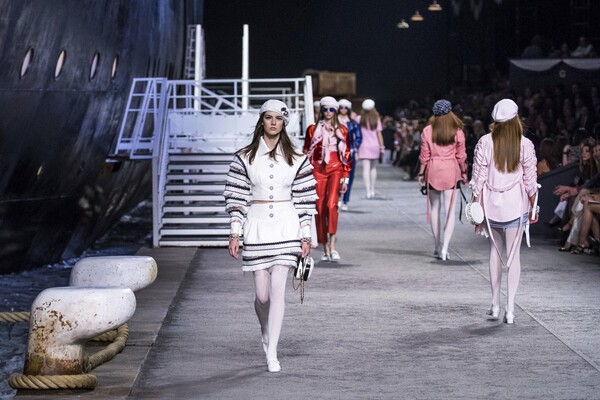 Το υπερθέαμα της Chanel Cruise 2018 - Ο διάσημος οίκος έστησε ένα γιγάντιο πλοίο μέσα στο Grand Palais