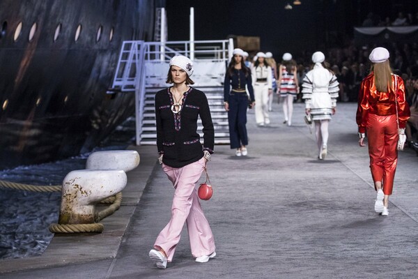 Το υπερθέαμα της Chanel Cruise 2018 - Ο διάσημος οίκος έστησε ένα γιγάντιο πλοίο μέσα στο Grand Palais