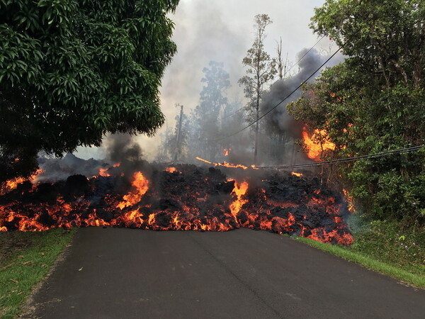 Χαβάη: Οι αρχές απομακρύνουν χιλιάδες λίτρα καυσίμων από το μονοπάτι της λάβας