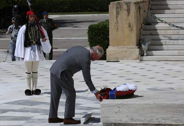 Ο πρίγκιπας Κάρολος κατέθεσε στεφάνι στο μνημείο του Άγνωστου Στρατιώτη