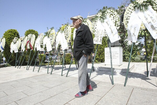 Συγκίνηση στην κηδεία του Χάρρυ Κλυνν - Ο Τσίπρας, γνωστοί καλλιτέχνες και φίλοι αποχαιρέτησαν τον κωμικό που πέθανε στα 78 του