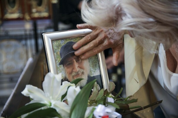 Συγκίνηση στην κηδεία του Χάρρυ Κλυνν - Ο Τσίπρας, γνωστοί καλλιτέχνες και φίλοι αποχαιρέτησαν τον κωμικό που πέθανε στα 78 του