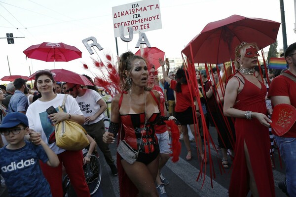 Η Αθήνα φώναξε «Παρούσα» δυνατά και με πάθος - Χιλιάδες άνθρωποι στο Pride της αγάπης, της ισότητας και της ελευθερίας