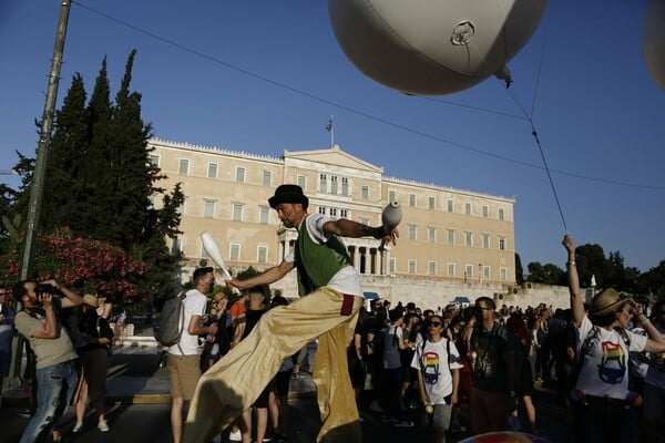 Η Αθήνα φώναξε «Παρούσα» δυνατά και με πάθος - Χιλιάδες άνθρωποι στο Pride της αγάπης, της ισότητας και της ελευθερίας