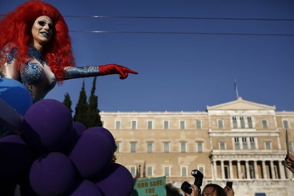 Η Αθήνα φώναξε «Παρούσα» δυνατά και με πάθος - Χιλιάδες άνθρωποι στο Pride της αγάπης, της ισότητας και της ελευθερίας