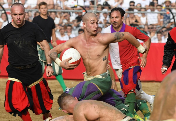Ο πιο σκληρός και πρωτόγονος αγώνας του κόσμου - Το Calcio Storico ξεκίνησε στη Φλωρεντία
