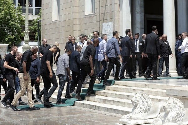 Ιαχές, χειροκροτήματα και συνθήματα στην κηδεία του Γιαννακόπουλου - Ποιοι πήγαν στο λαϊκό προσκύνημα