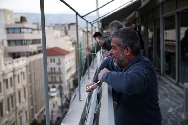 Ένταση και συνθήματα μέσα στο γραφείο της Αχτσιόγλου από μέλη του ΠΑΜΕ - Κατάληψη στο υπουργείο