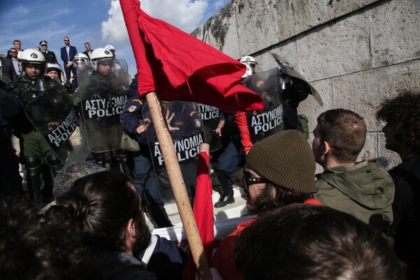 Φωτογραφίες από το ξύλο και τα χημικά έξω από τη Βουλή