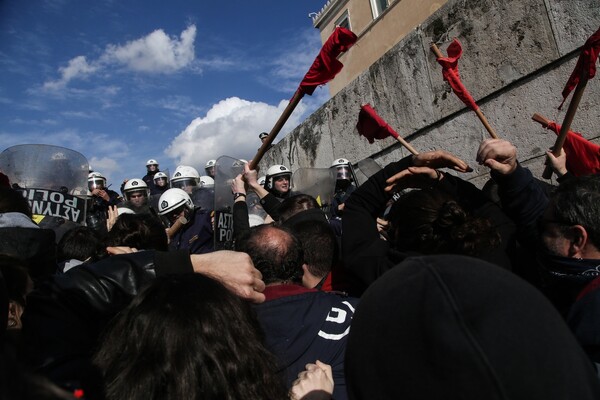 Φωτογραφίες από το ξύλο και τα χημικά έξω από τη Βουλή