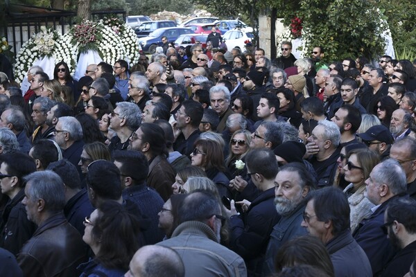 «Αντίο Τζιμάκο» - Πολιτικοί, καλλιτέχνες και θαυμαστές στην κηδεία του Τζίμη Πανούση (ΦΩΤΟΡΕΠΟΡΤΑΖ)