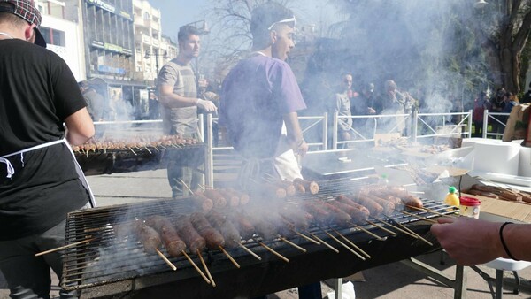 Τσικνοπέμπτη στη Λάρισα - Ουρές για τα 3.000 λουκάνικα που έψησαν