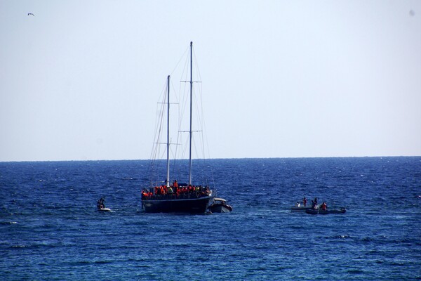 Στους Καλούς Λιμένες στην Κρήτη, οδηγείται το σκάφος με τους πρόσφυγες