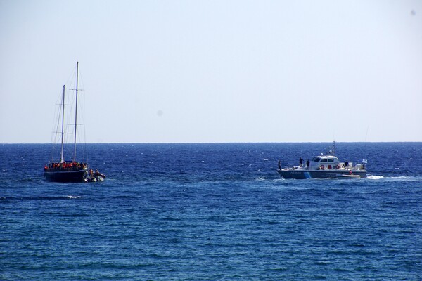 Εντοπίστηκε το σκάφος με τους 45 πρόσφυγες 14 ναυτικά μίλια νότια της Κρήτης
