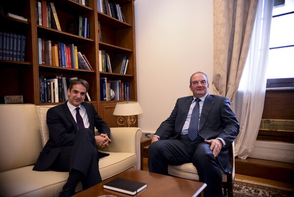 Με τον Καραμανλή συναντήθηκε ο Μητσοτάκης στη Βουλή