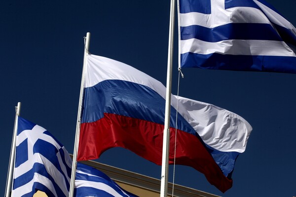 Το Bloomberg σχολιάζει την Ελλάδα επειδή δεν απέλασε Ρώσους