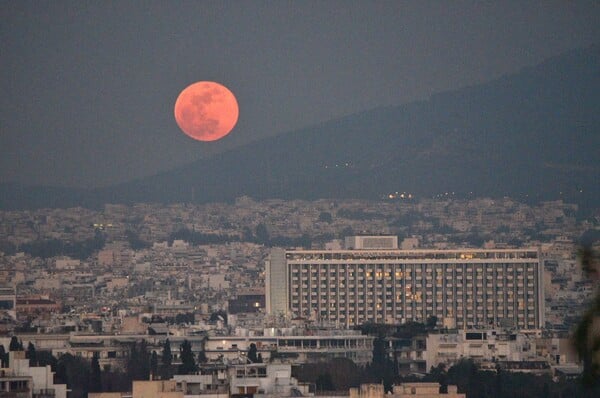 Η έκλειψη της «σούπερ μπλε ματωμένης» σελήνης - Εντυπωσιακές φωτογραφίες