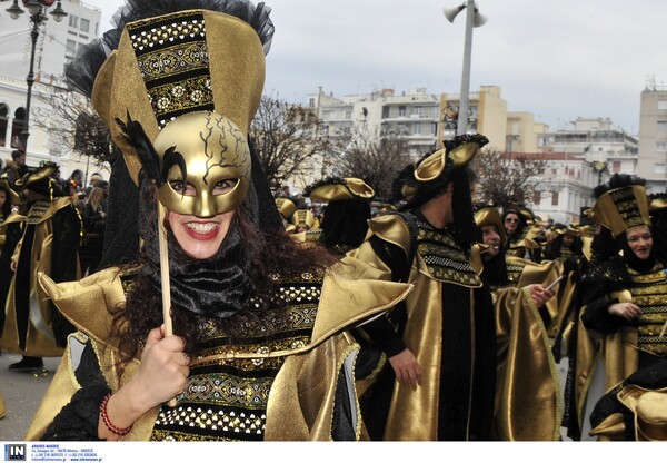 Η μεγάλη παρέλαση του Καρναβαλιού της Πάτρας με 30.000 συμμετέχοντες και όλη την πόλη να χορεύει