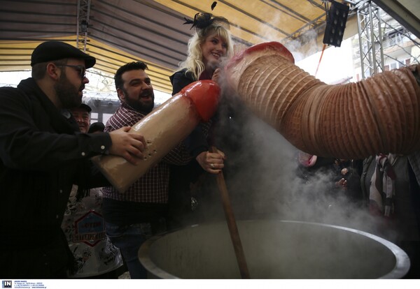 Τεράστιοι φαλλοί, πειράγματα και τραγούδι στο τολμηρό Μπουρανί